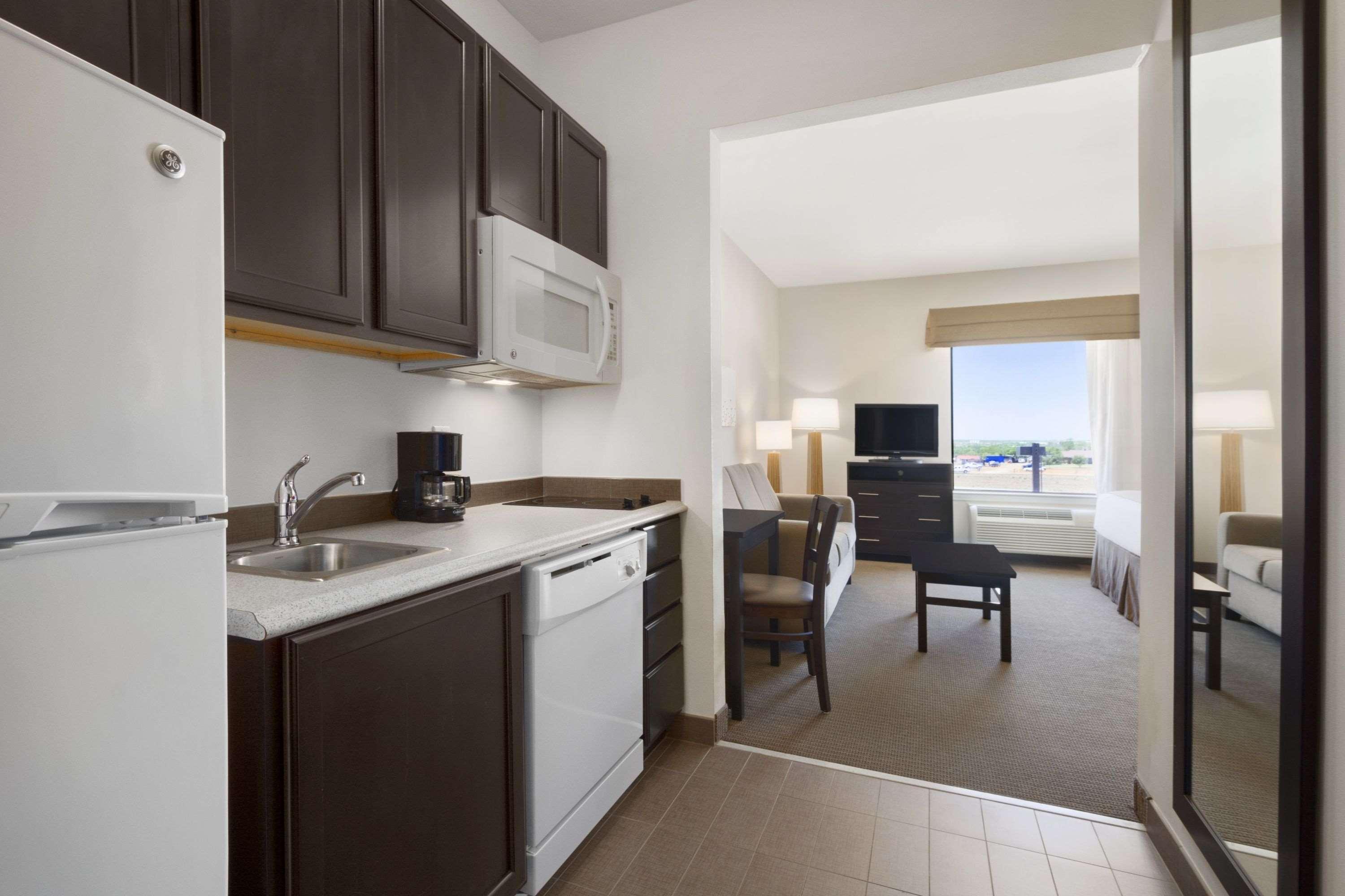 Petrostay Inn & Suites Cotulla Exterior photo