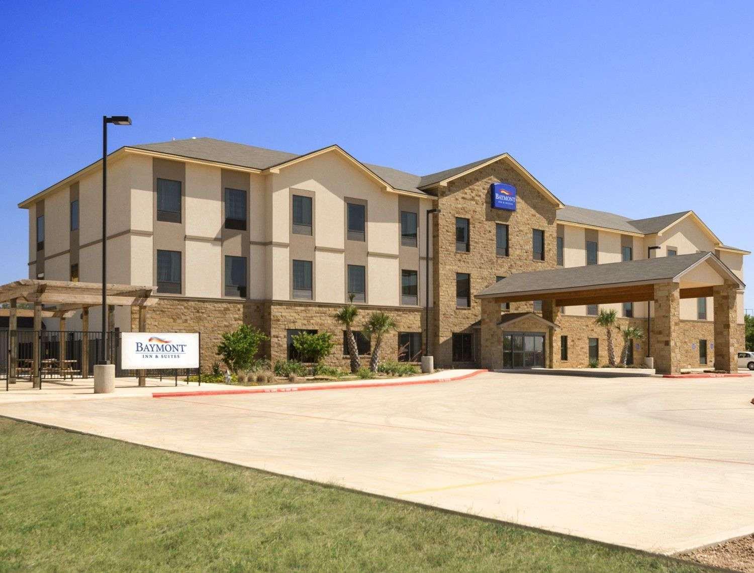 Petrostay Inn & Suites Cotulla Exterior photo
